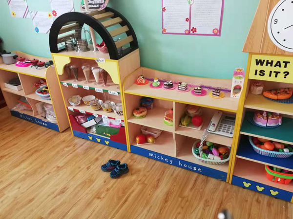 幼儿园玩具柜安装案例